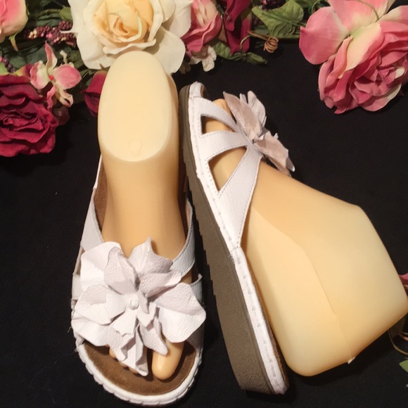 Valley Lane Shoes - Valley Lane White Leather Upper Short Wedge 7M